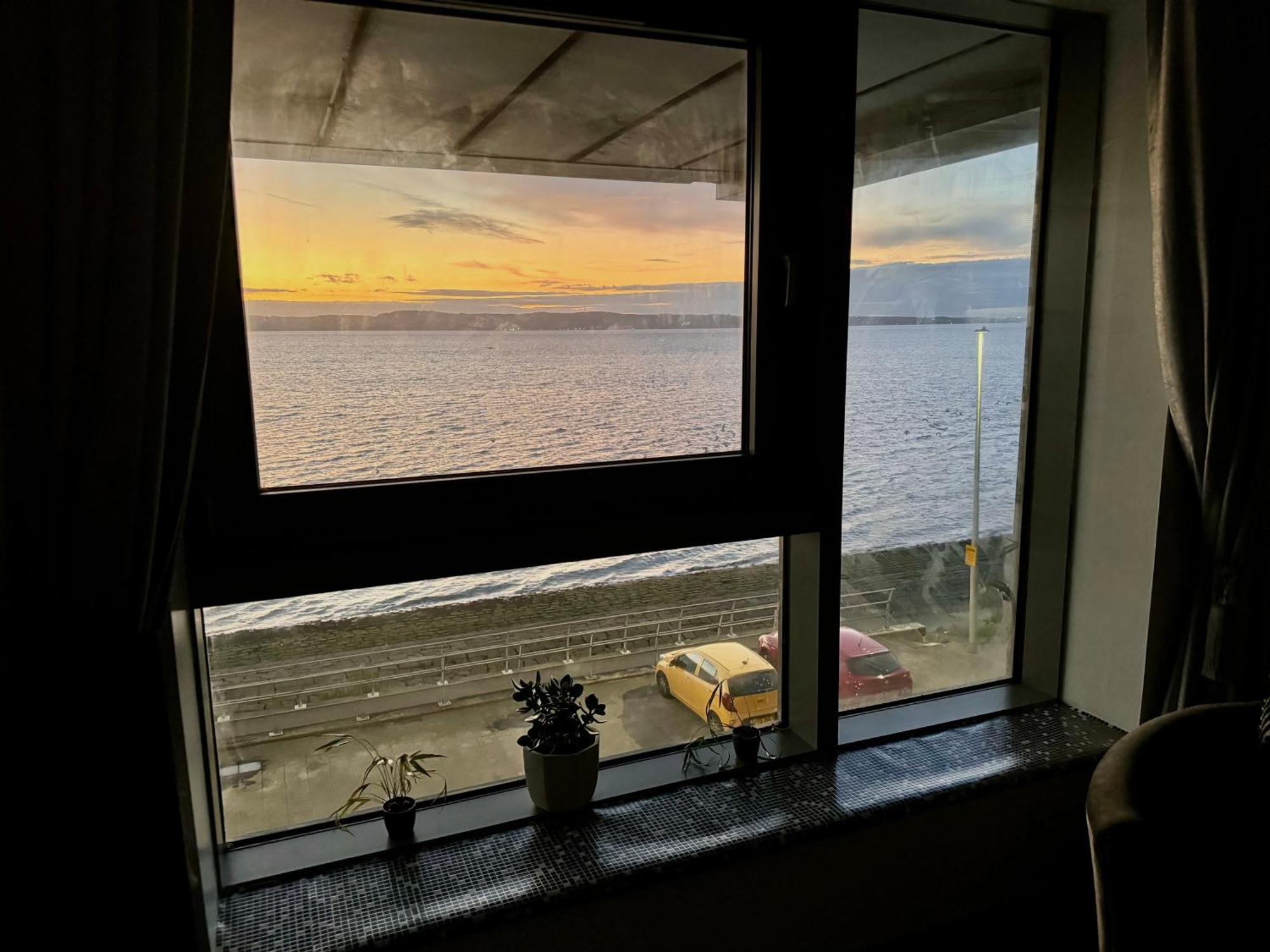 Ocean Park Apartments - Oceanfront - Free Parking And Fast Wifi エディンバラ エクステリア 写真